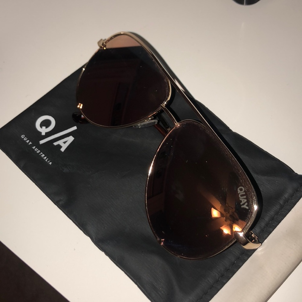 DESI x QUAY HIGH KEY SUNGLASSES GOLD